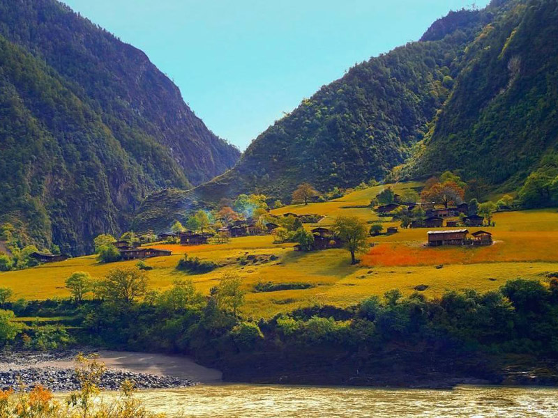 地处欧亚和印度边境，既有雄奇险秀的峡谷景观，又有独特古老民俗的怒江风景